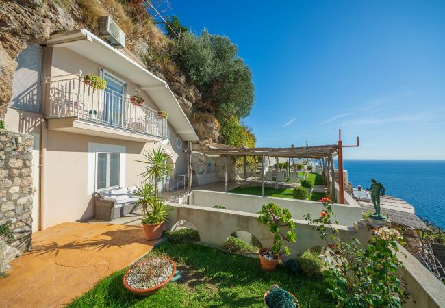 Villa a Maiori - Luxury Villa Vittoria- Villa con giardino, piscina e jacuzzi vista mare  Villa a Maiori - Luxury Villa Vittoria- Villa con giardino, piscina e jacuzzi vista mare