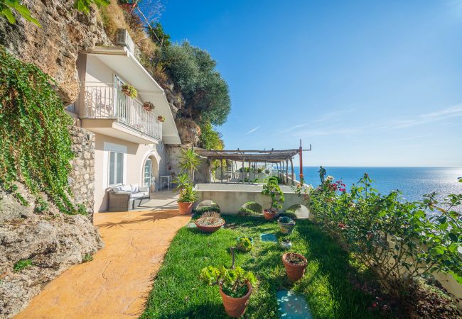 Villa a Maiori - Luxury Villa Vittoria- Villa con giardino, piscina e jacuzzi vista mare  Villa a Maiori - Luxury Villa Vittoria- Villa con giardino, piscina e jacuzzi vista mare