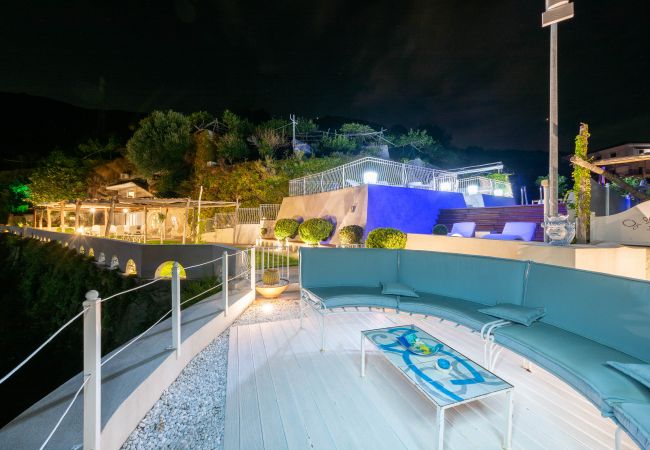 Villa a Maiori - Luxury Villa Vittoria- Villa con giardino, piscina e jacuzzi vista mare  Villa a Maiori - Luxury Villa Vittoria- Villa con giardino, piscina e jacuzzi vista mare