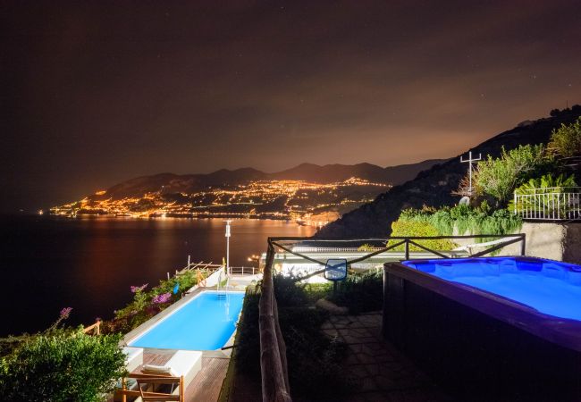 Villa a Maiori - Luxury Villa Vittoria- Villa con giardino, piscina e jacuzzi vista mare  Villa a Maiori - Luxury Villa Vittoria- Villa con giardino, piscina e jacuzzi vista mare