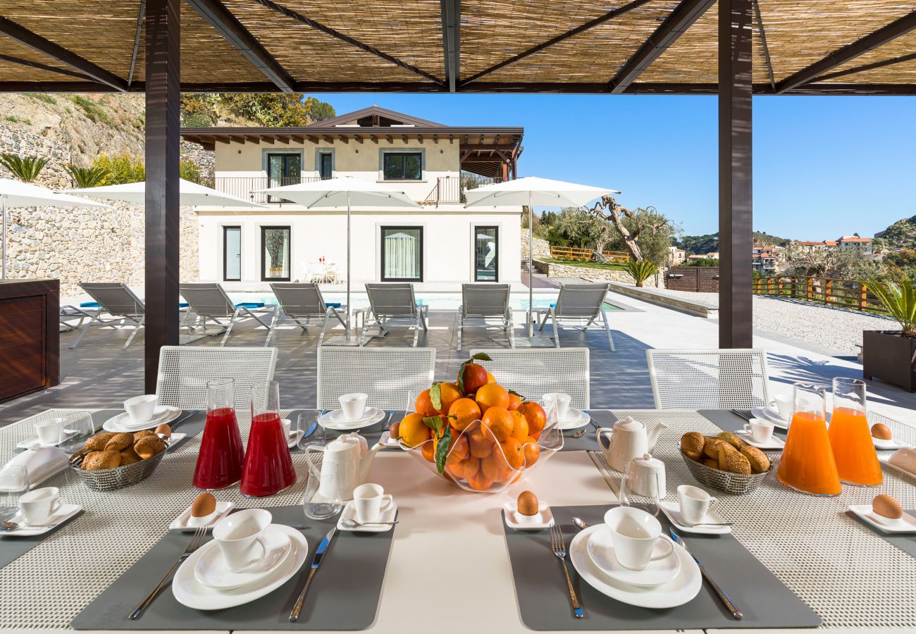 Villa a Savoca - Esclusiva villa con piscina a pochi KM da Taormina