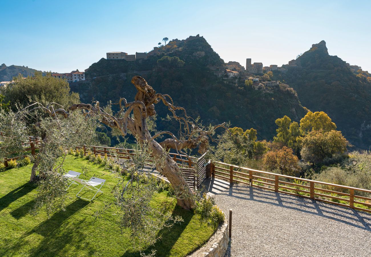 Villa a Savoca - Esclusiva villa con piscina a pochi KM da Taormina
