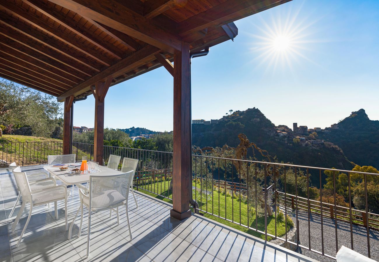 Villa a Savoca - Esclusiva villa con piscina a pochi KM da Taormina