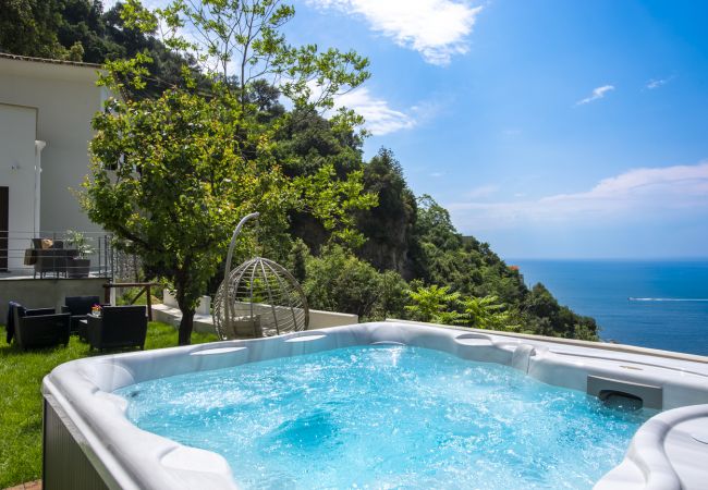 Villa a Amalfi - Villa Donna Rachele - Jacuzzi Vista Mare e Parcheggio Gratuito Villa a Amalfi - Villa Donna Rachele - Jacuzzi Vista Mare e Parcheggio Gratuito