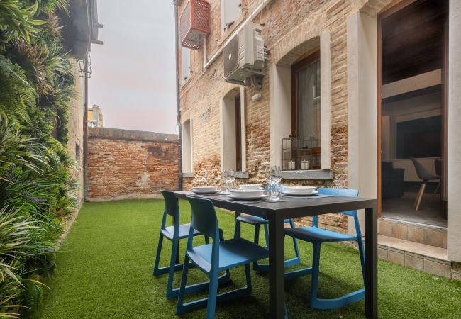  a Venezia - Castello Apartment with Garden R&R
