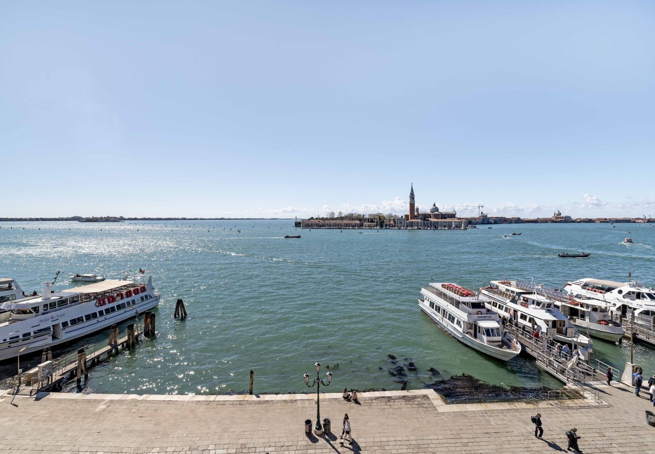 Appartamento a Venezia - San Giorgio View Apartment with Terrace R&R