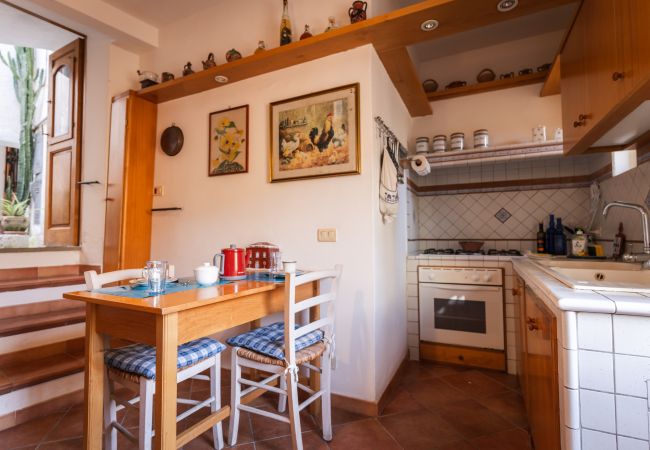  a Sperlonga - Casa IDIA – Nei vicoli del centro storico, luminosa, comoda e autentica
